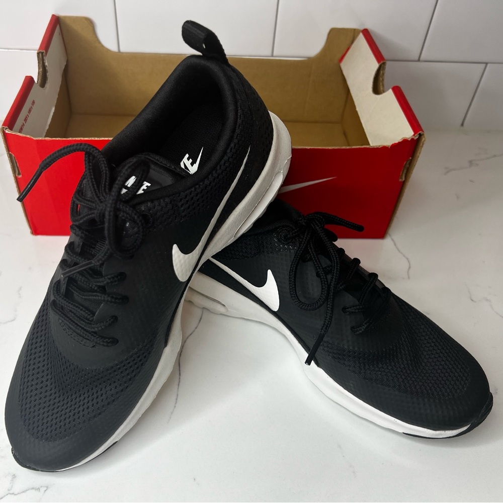 NWT Womens Nike Air Max Shoes in Black and Summit White